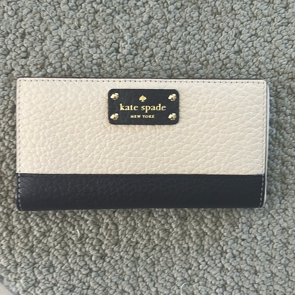 Kate Spade. Bay Street Stacey Wallet long bifold NWT Cream/ Navy pebbled leather - Picture 1 of 17